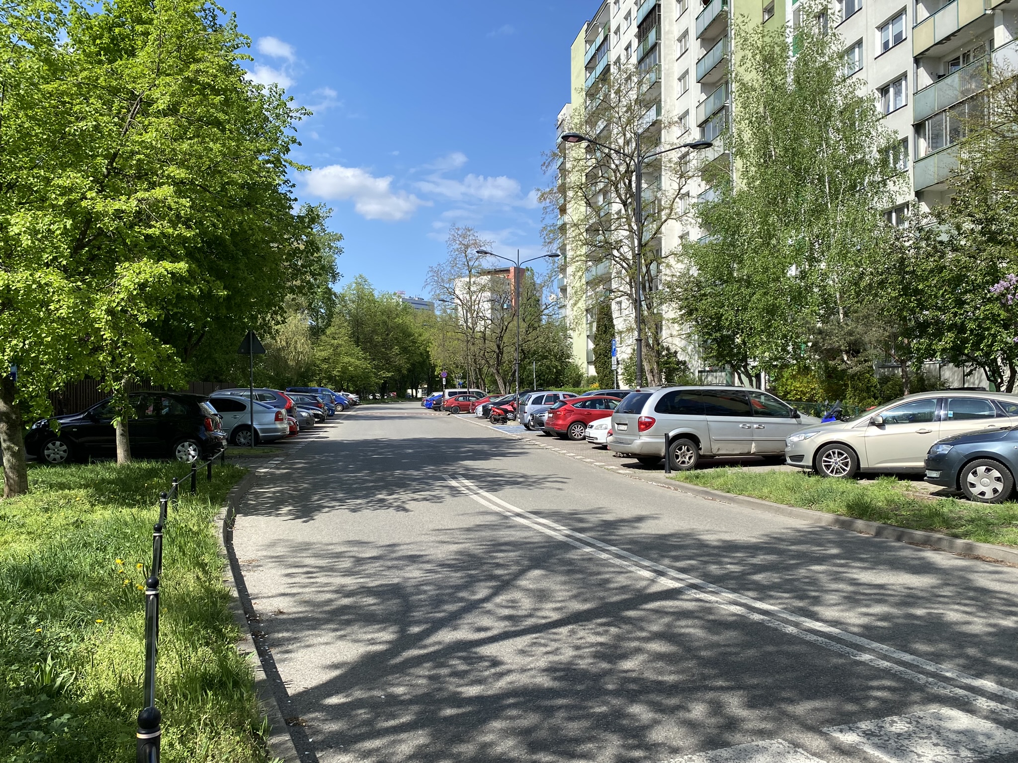 Ulica Bogusławskiego na Bielanach, zaparkowane auta.